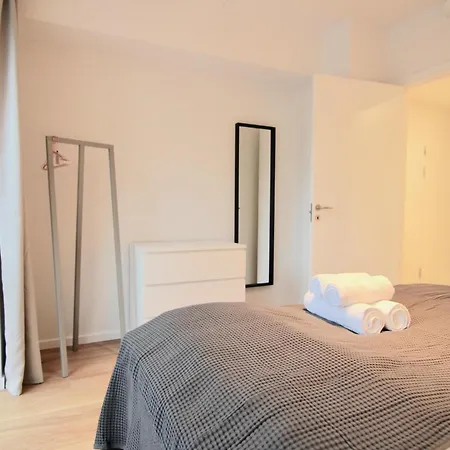 Fantastic 3-bed Wbalcony In North Harbour Apartment
